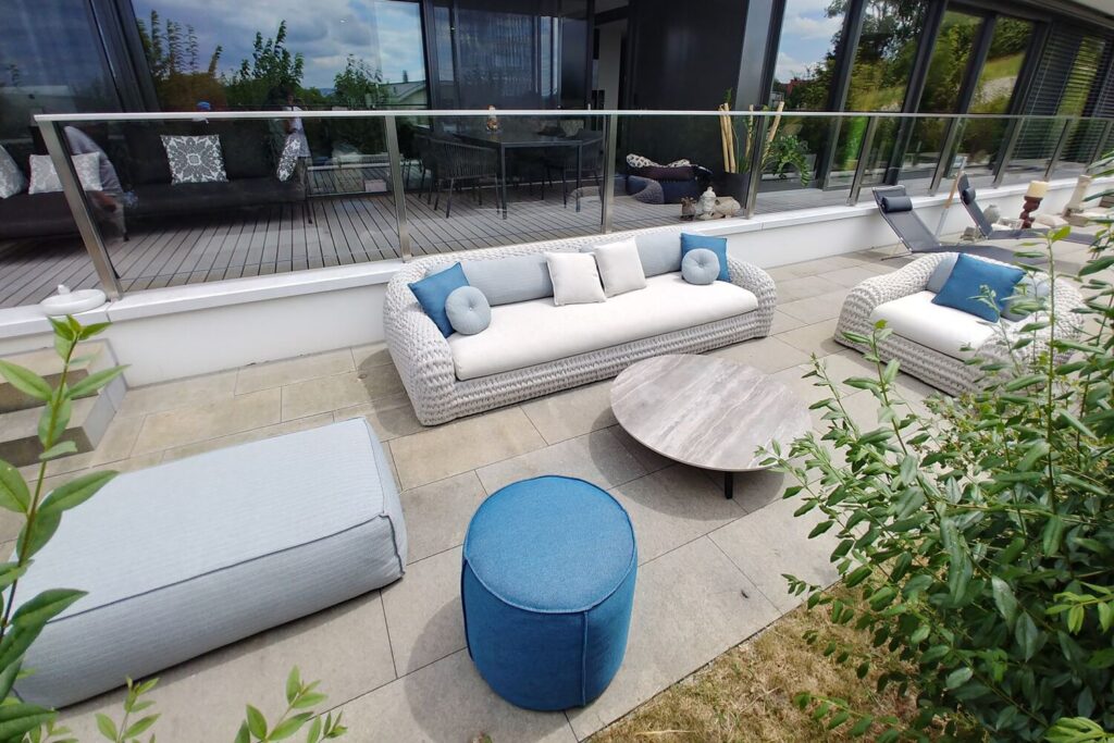Stilvoller Loungebereich mit Kobo Lounge von Manutti – hochwertige Outdoor-Lounge für exklusive Terrassen und Gärten
