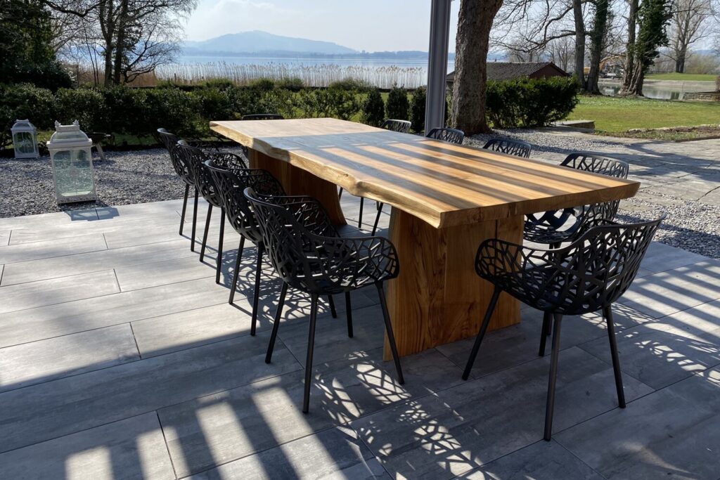 Teak-Esstisch kombiniert mit Forest Essstühlen von FAST – hochwertiges Outdoor-Dining-Set für Garten und Terrasse