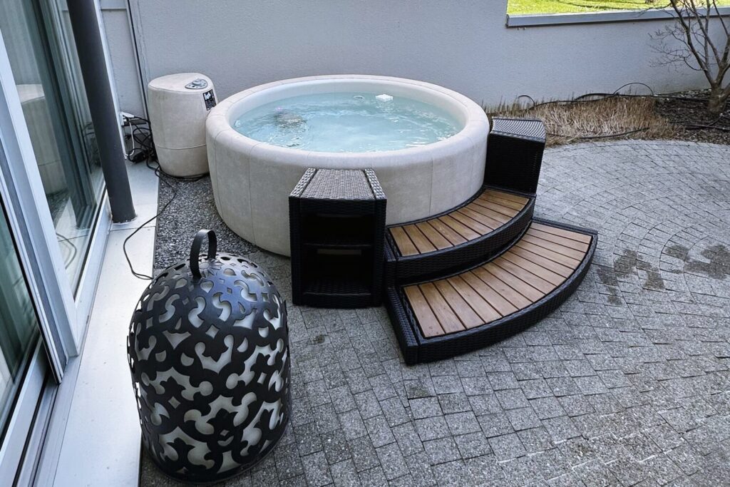 Softub Whirlpool von Softub – mobiler, energieeffizienter Whirlpool für Garten, Terrasse und Wellness-Bereiche