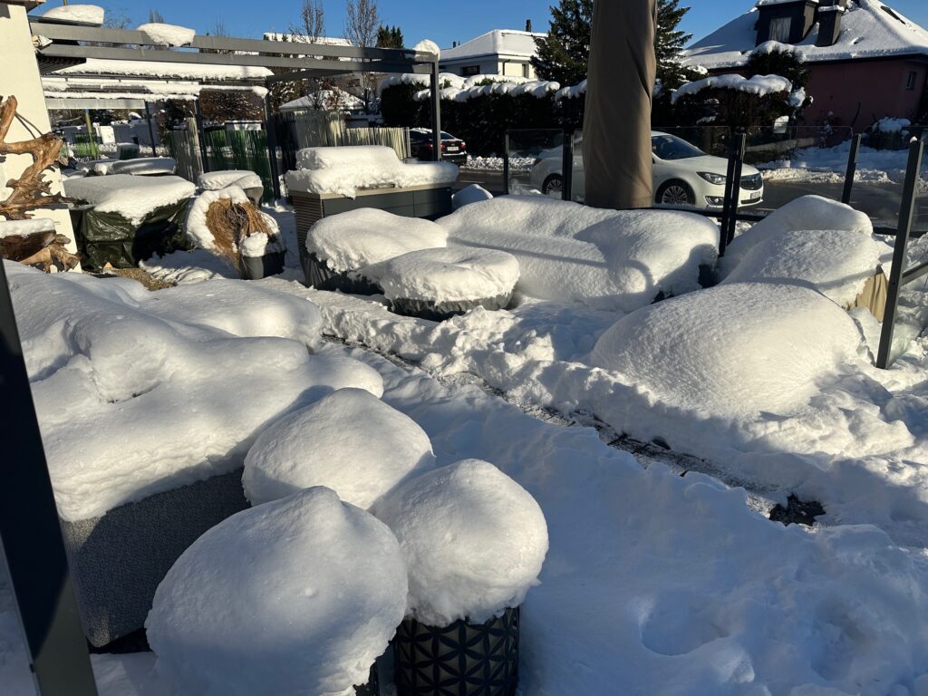 Schnee auf hochwertigen, wetterfesten Outdoor-Möbeln – robust und ganzjährig im Außenbereich nutzbar